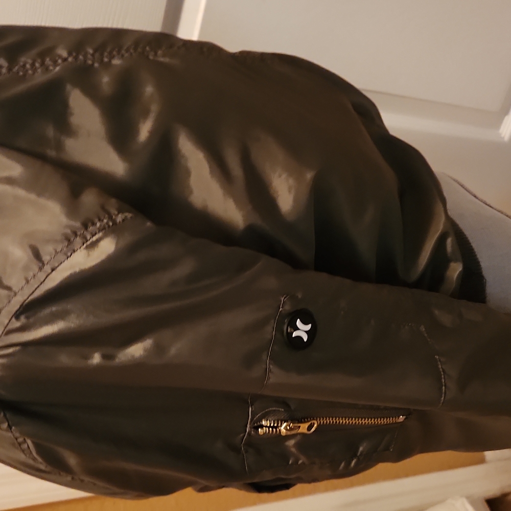 Ladies Hurley Bomber Jacket size med. Olive Green. Quilted inside - Picture 4 of 4